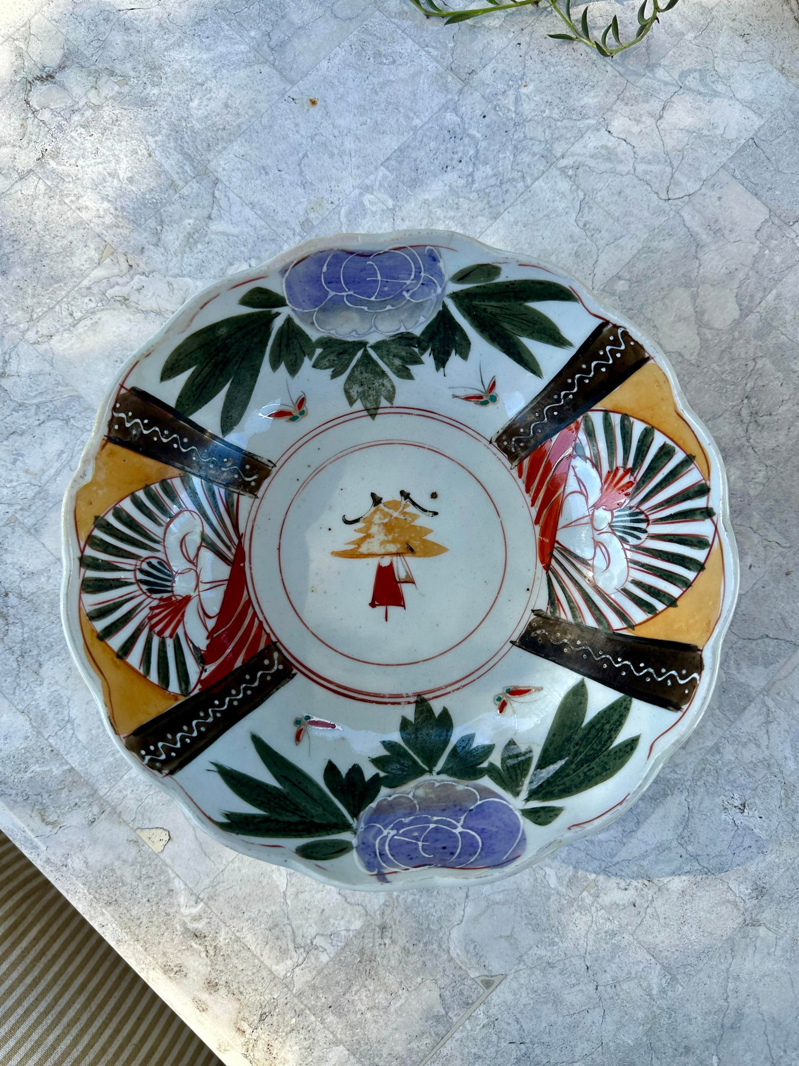 1890 Antique Japanese Imari-Style Scalloped Bowl With Floral & Fan Motifs, Meiji-Taisho Period - 4