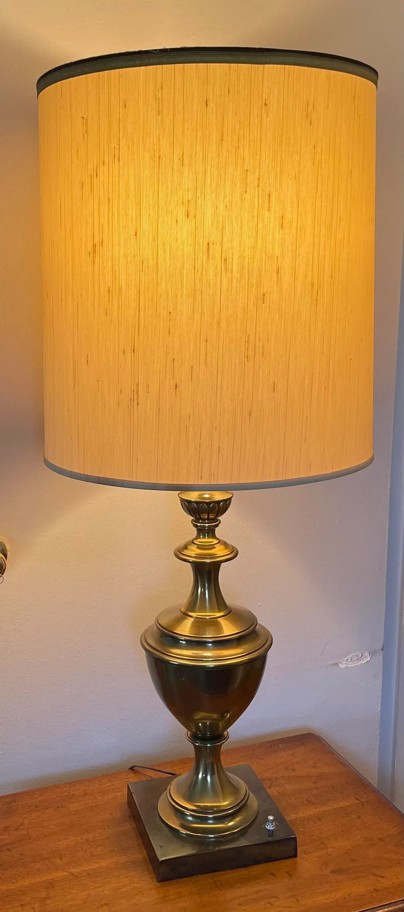 Mid-Century Modern Stiffel Brass Hollywood Regency Urn/Trophy Table Lamp - 4