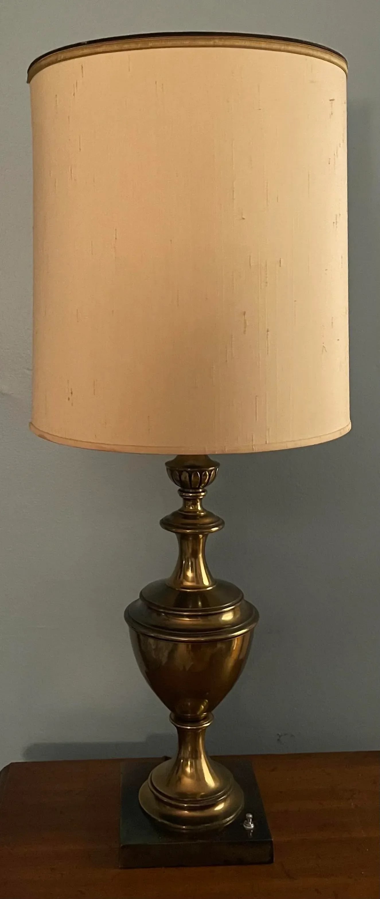 Mid-Century Modern Stiffel Brass Hollywood Regency Urn/Trophy Table Lamp - 5