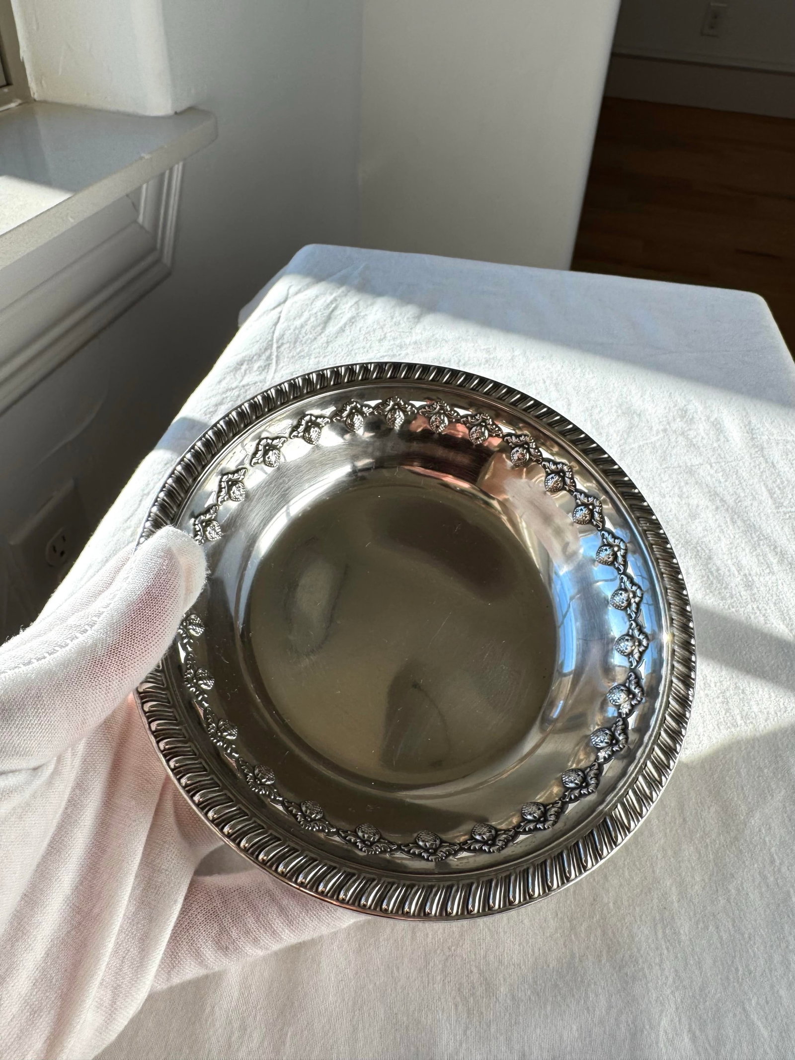 Mid 20th Century Reed & Barton X473 Sterling Silver Bowl With Floral Repousse Rim - 3