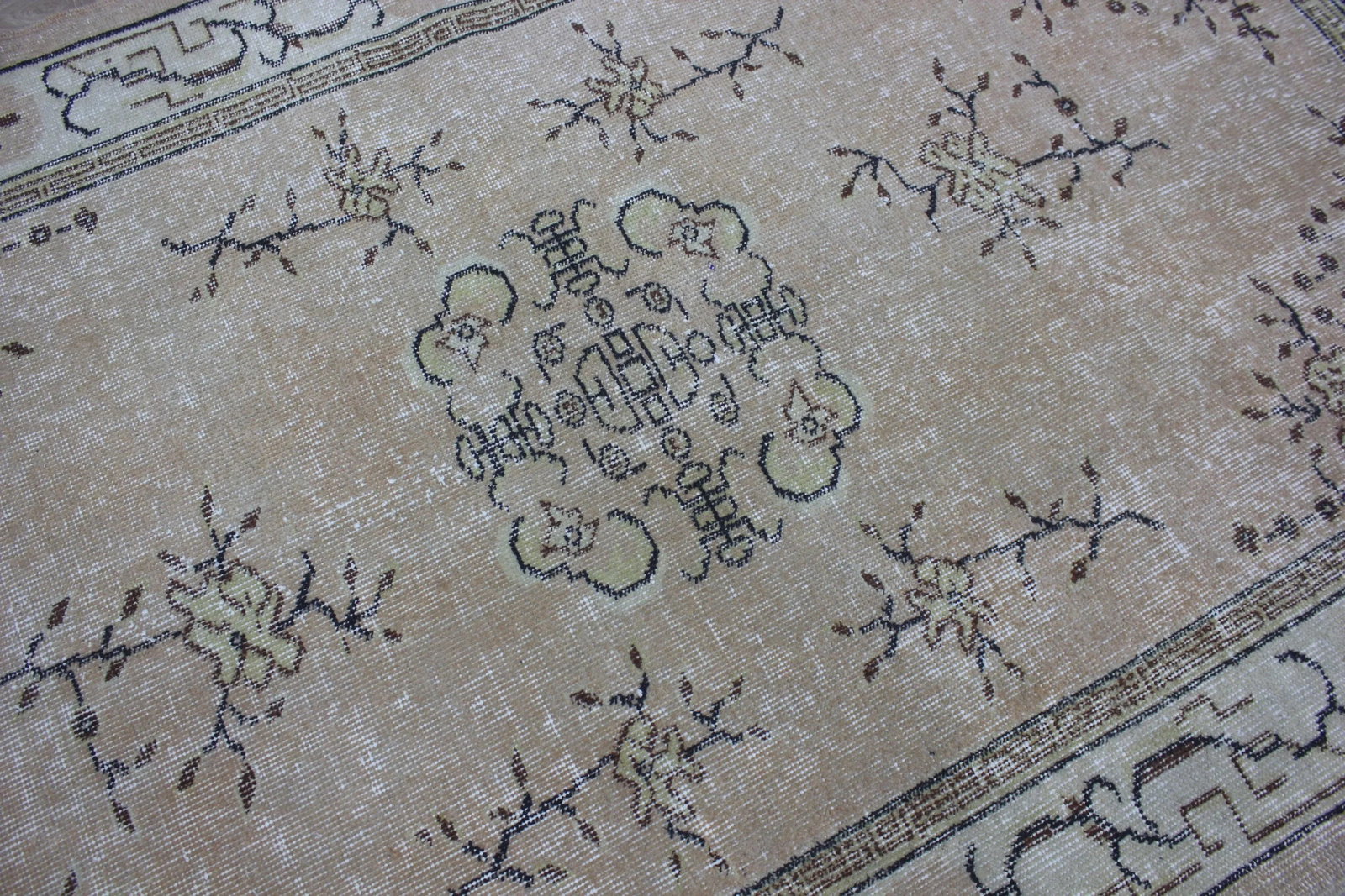 Mid 20th Century Beige Floral Area Rug - 7