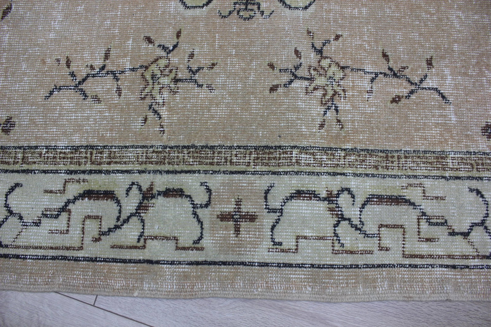Mid 20th Century Beige Floral Area Rug - 9