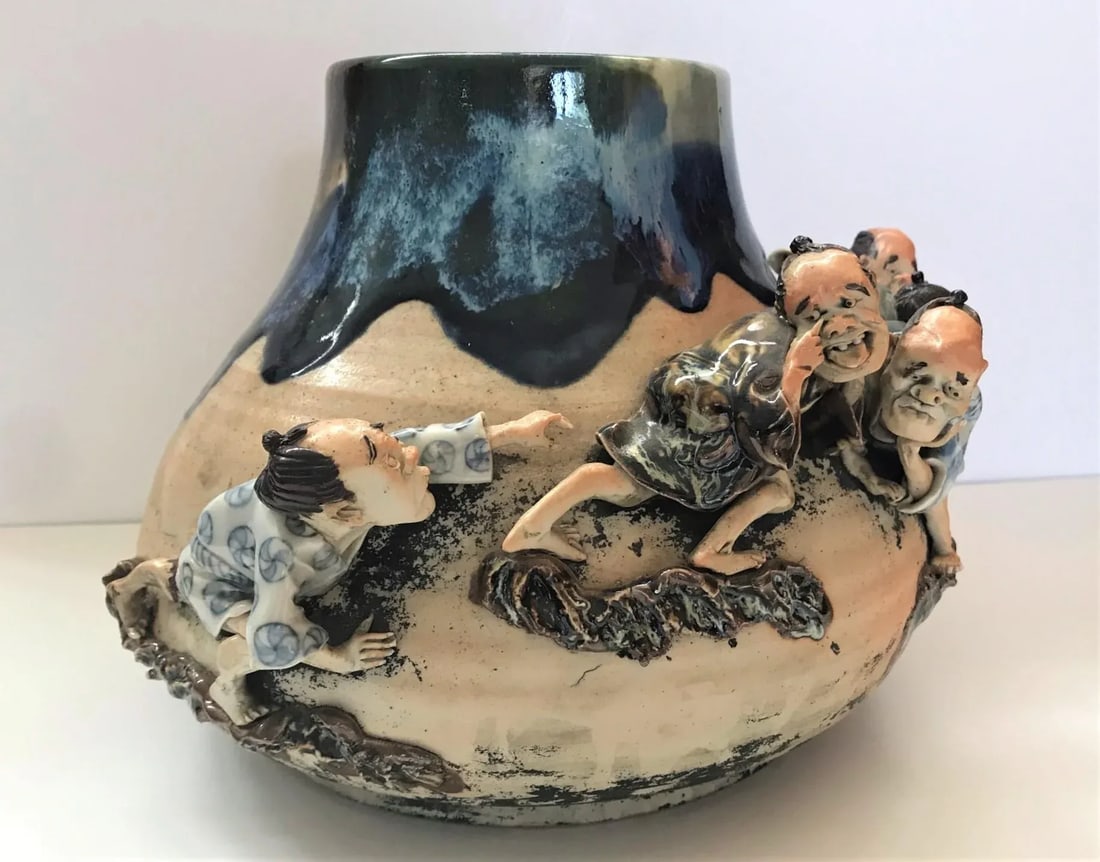1920s Sumida Gawa Vase With Figures by Famous Potter Ishiguro Koko - 2
