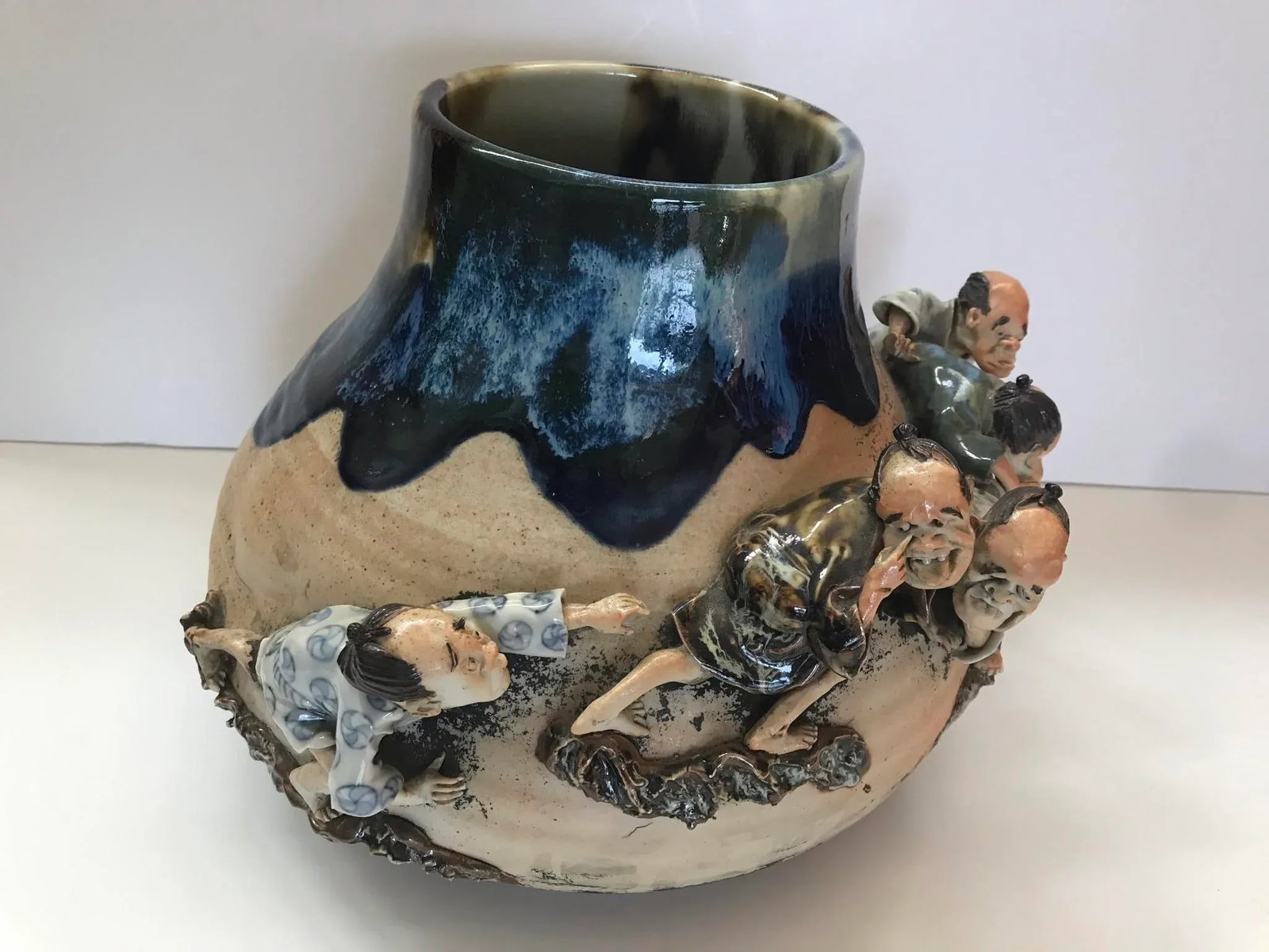 1920s Sumida Gawa Vase With Figures by Famous Potter Ishiguro Koko - 3