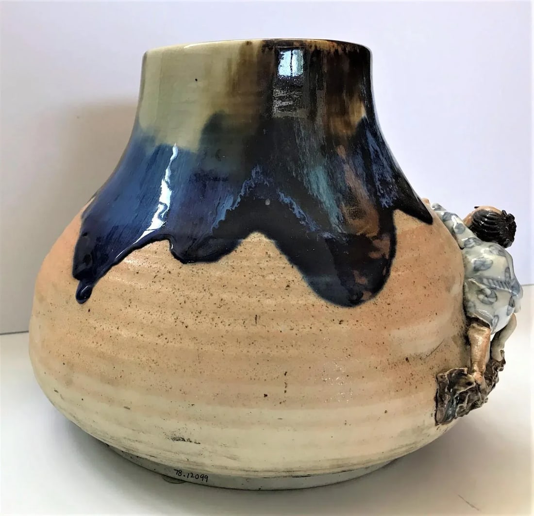 1920s Sumida Gawa Vase With Figures by Famous Potter Ishiguro Koko - 4