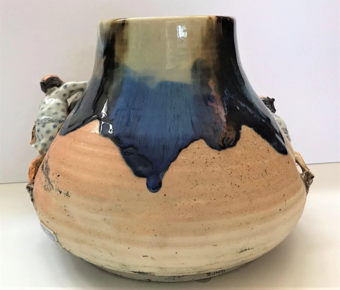 1920s Sumida Gawa Vase With Figures by Famous Potter Ishiguro Koko - 5
