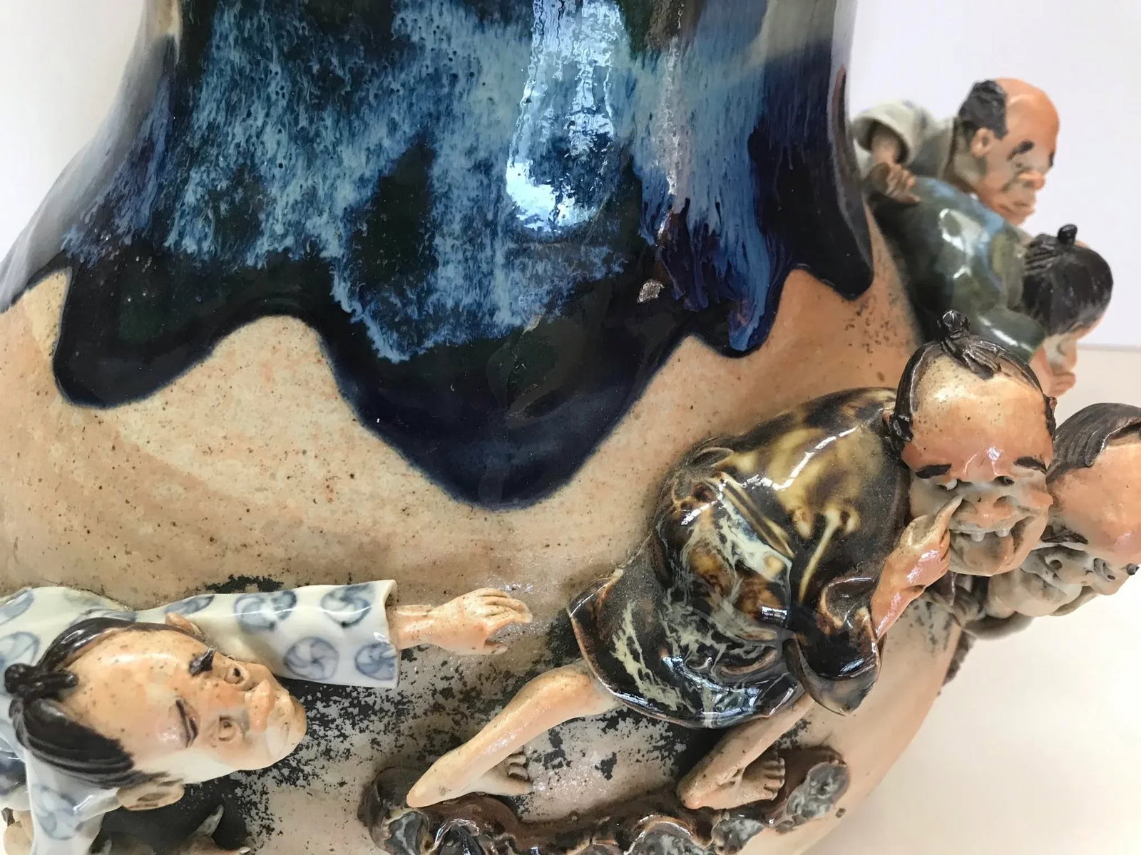 1920s Sumida Gawa Vase With Figures by Famous Potter Ishiguro Koko - 7