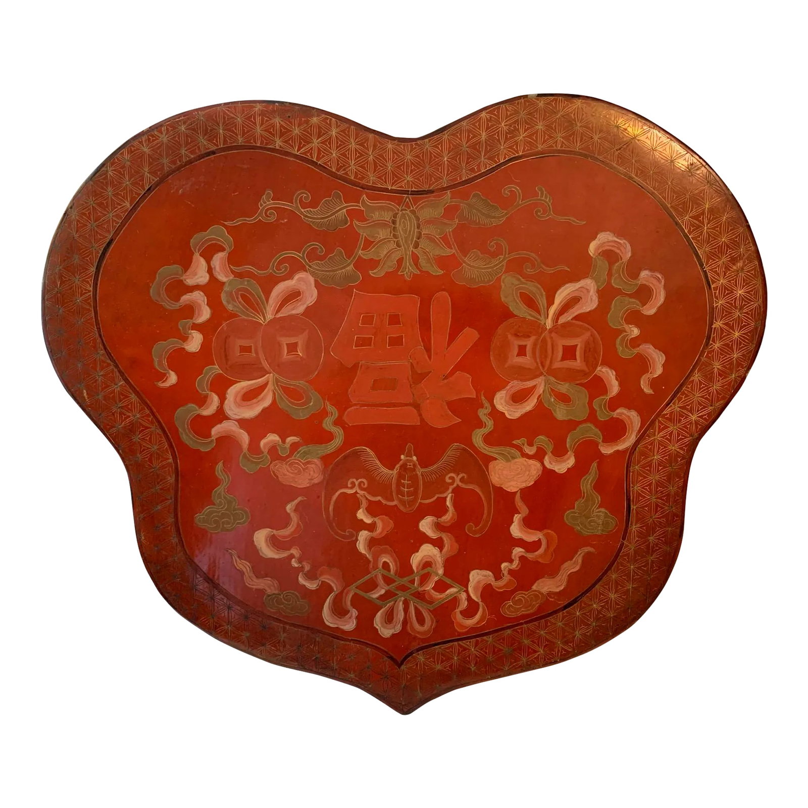 Charming Antique Chinese Heart-Shaped Wedding Box From the 1910s: Charming Antique Chinese Heart-Shaped Wedding Box from the 1910s Fine Chinese Lacquered Heart Storage Box of Impressive Size . Discover the Timeless Craft of Coromandel Lacquerwork This exquisite