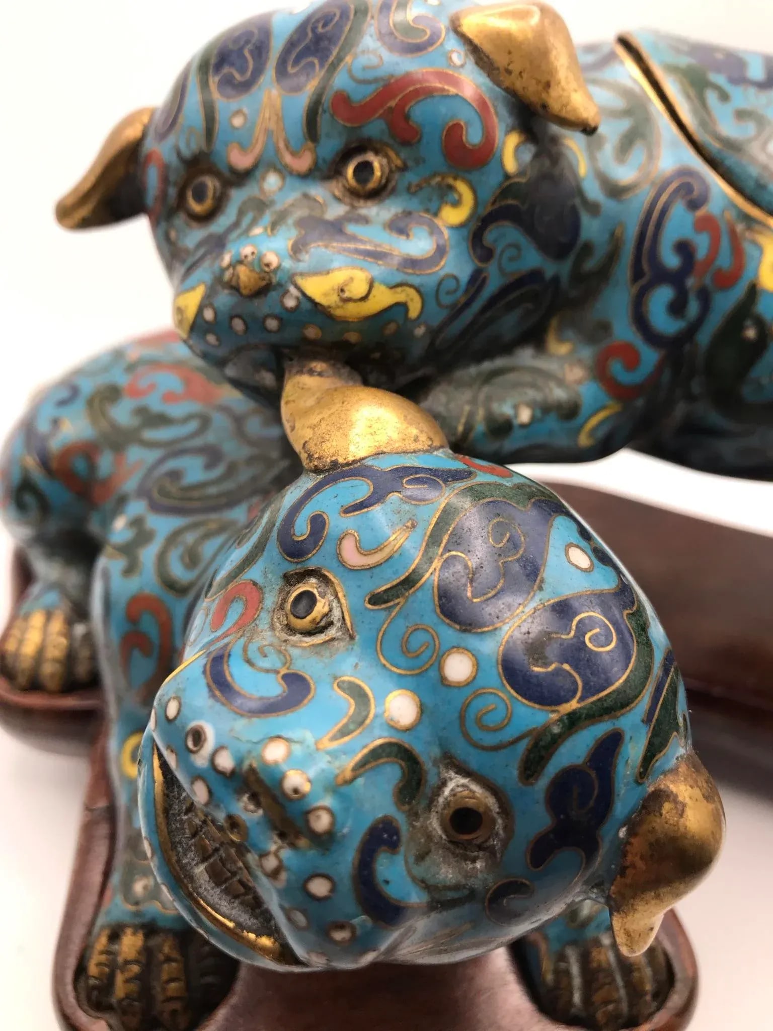 Mid 19th Century Playful Cloisonne Puppies on a Wood Stand From the Qing Dynasty - 7