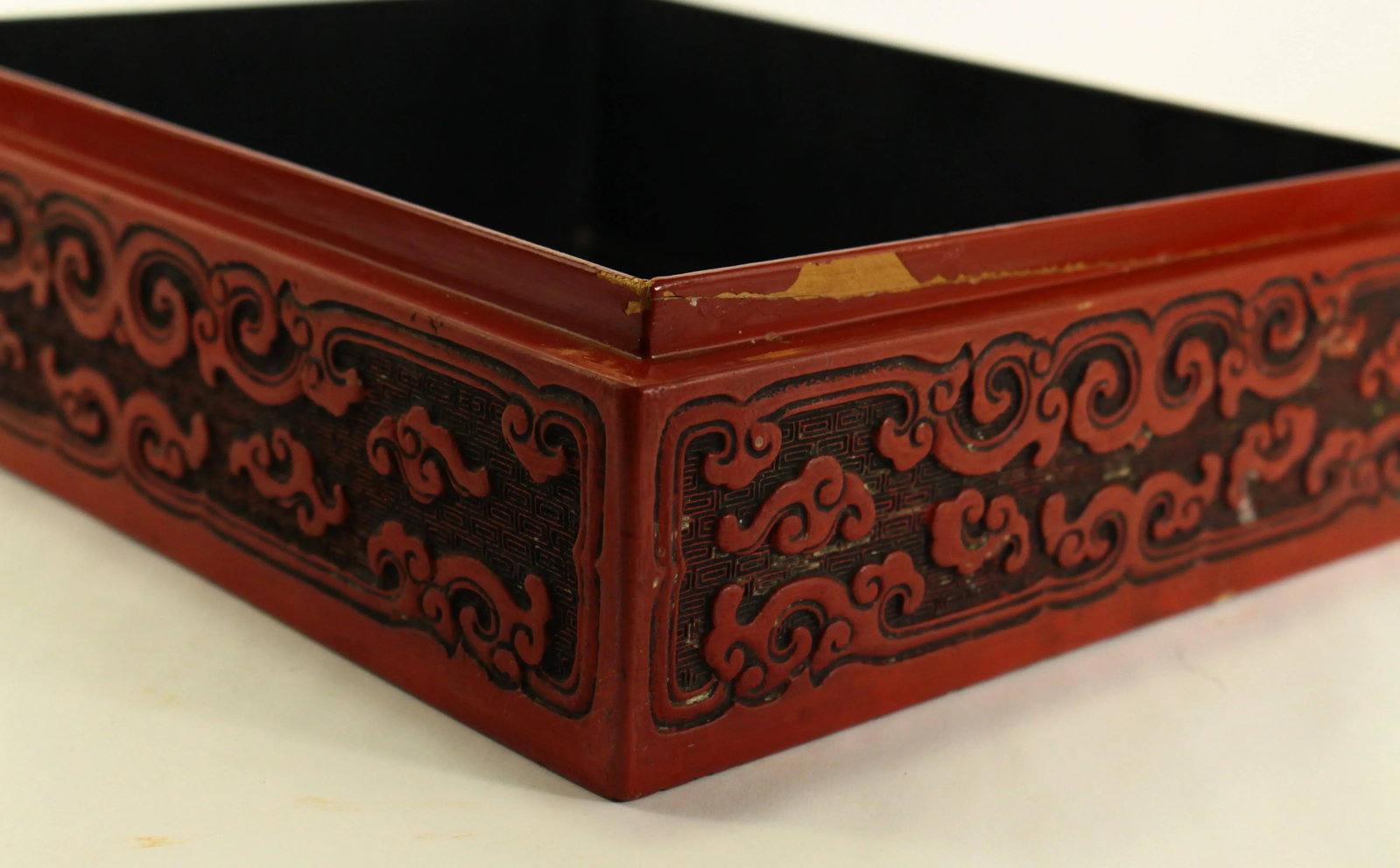 19th Century Chinese X-Large Red Cinnabar Box With Mountainous Landscape - 10
