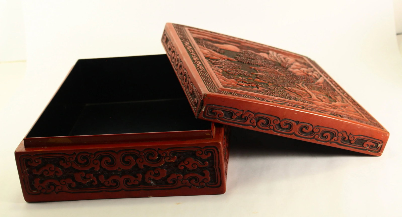 19th Century Chinese X-Large Red Cinnabar Box With Mountainous Landscape - 9