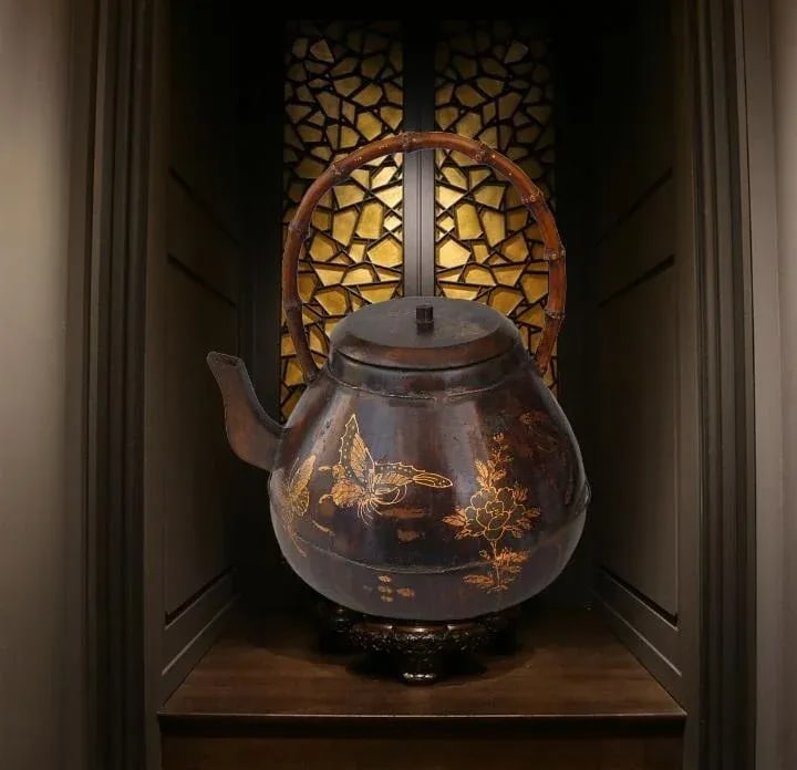 Antique Gilt Rosewood Kettle or Teapot With Butterflies and Flowers, 19th Century - 11