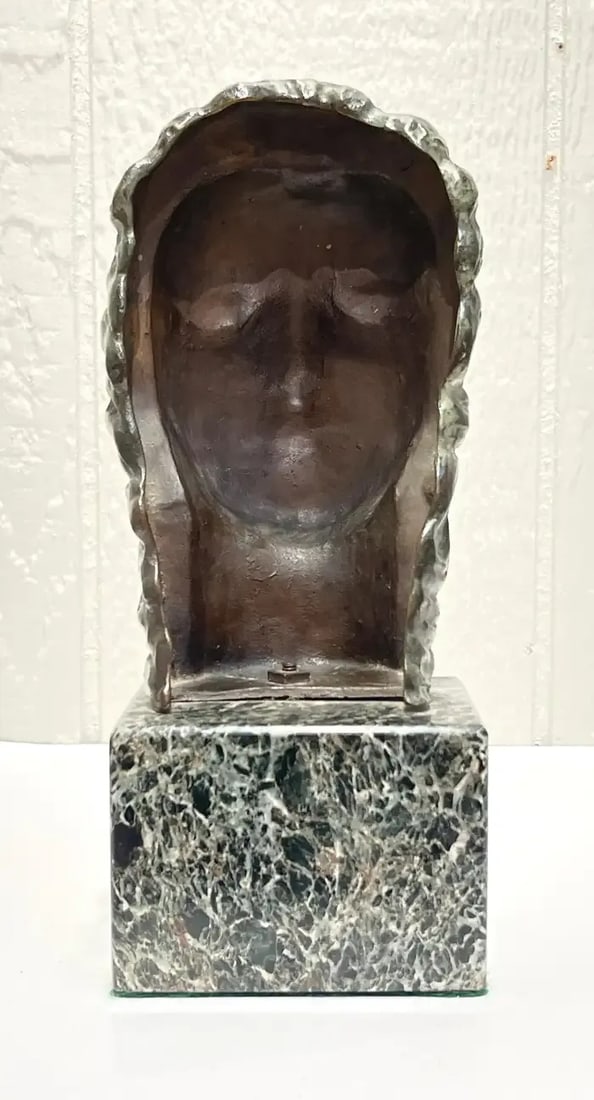 Early 20th Century European Art Deco Portrait Bust of a Lady - 6