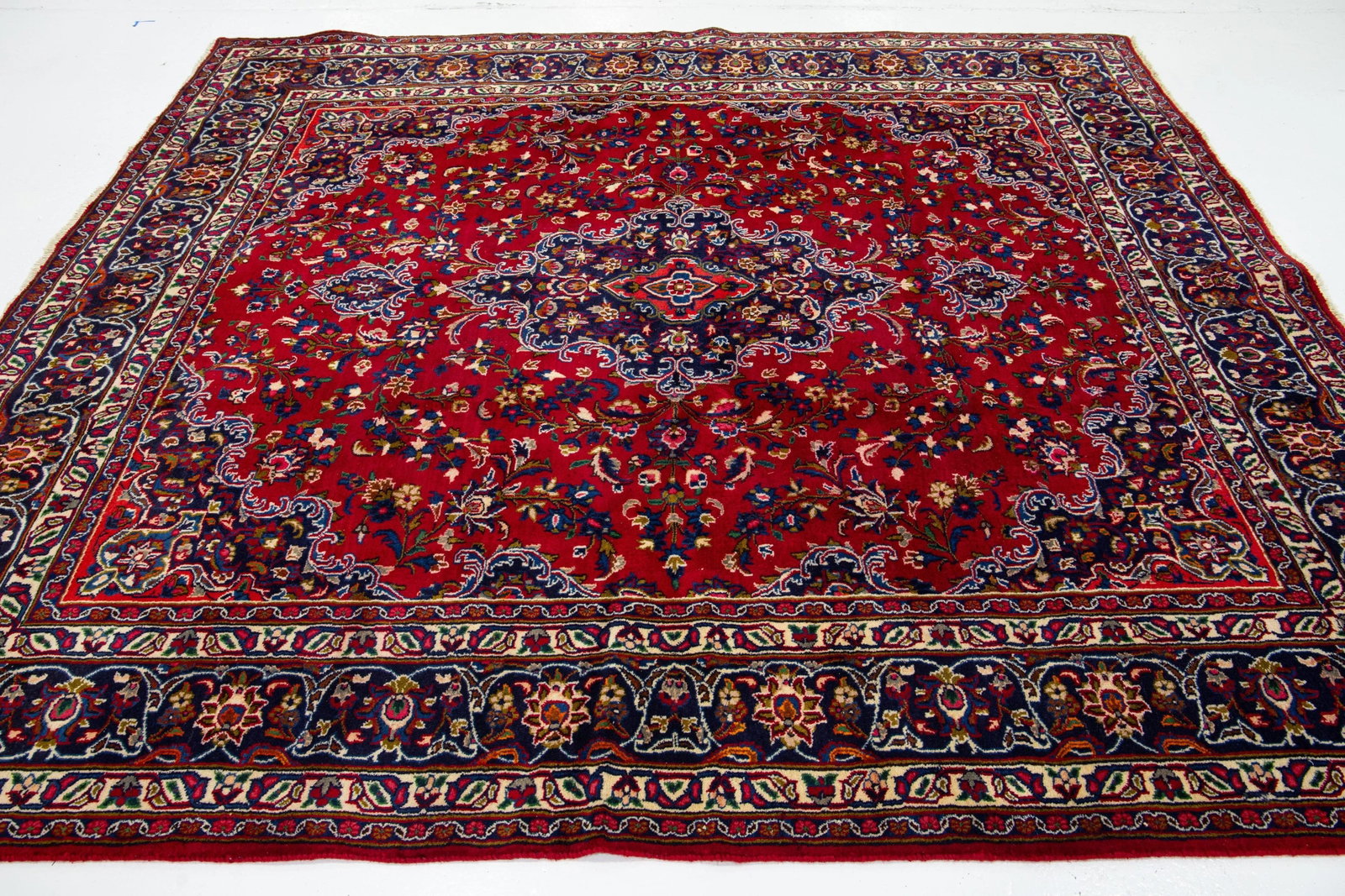 1950s Vintage Medallion Bakhtiari Handmade Wool Rug in Red - 10