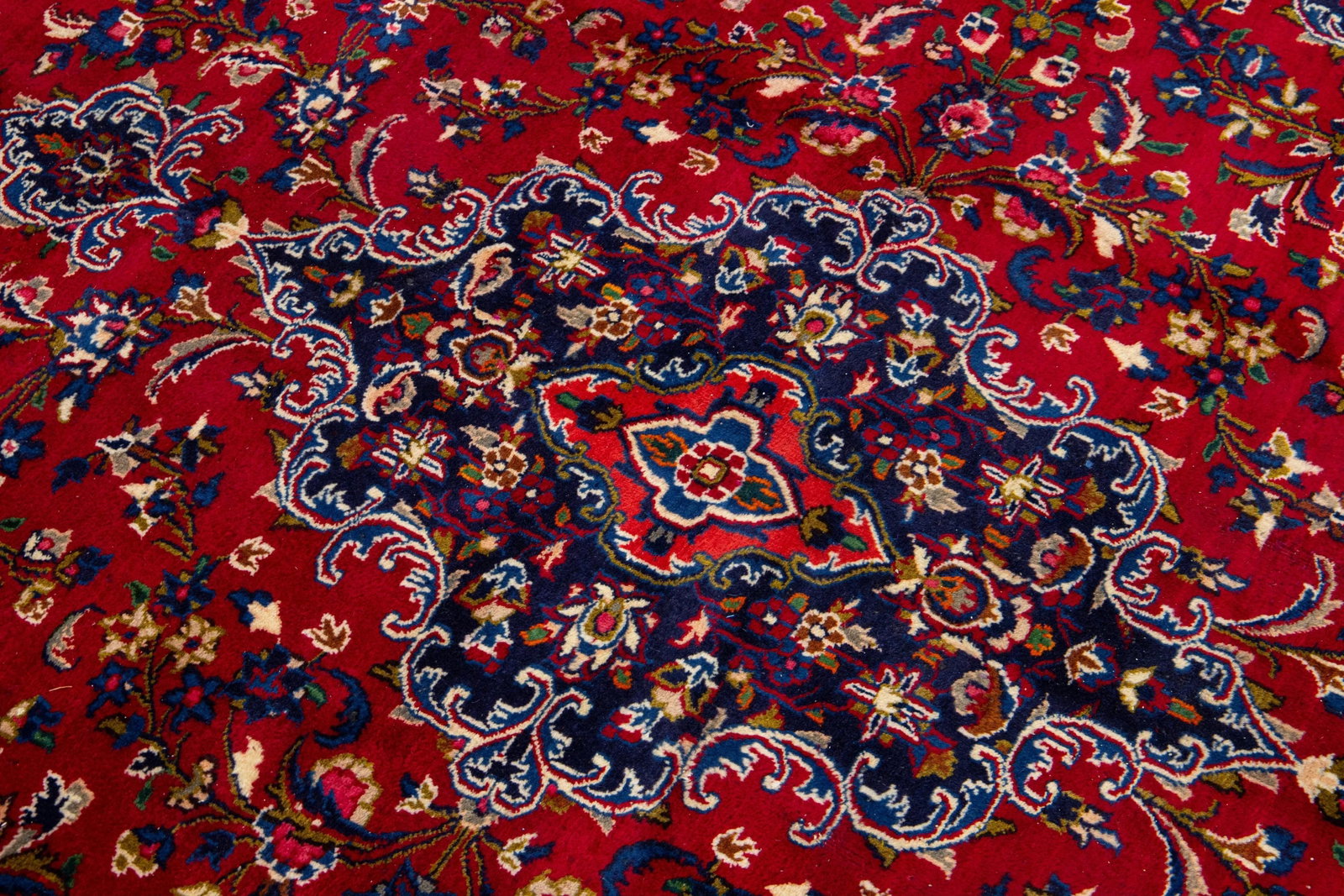 1950s Vintage Medallion Bakhtiari Handmade Wool Rug in Red - 11