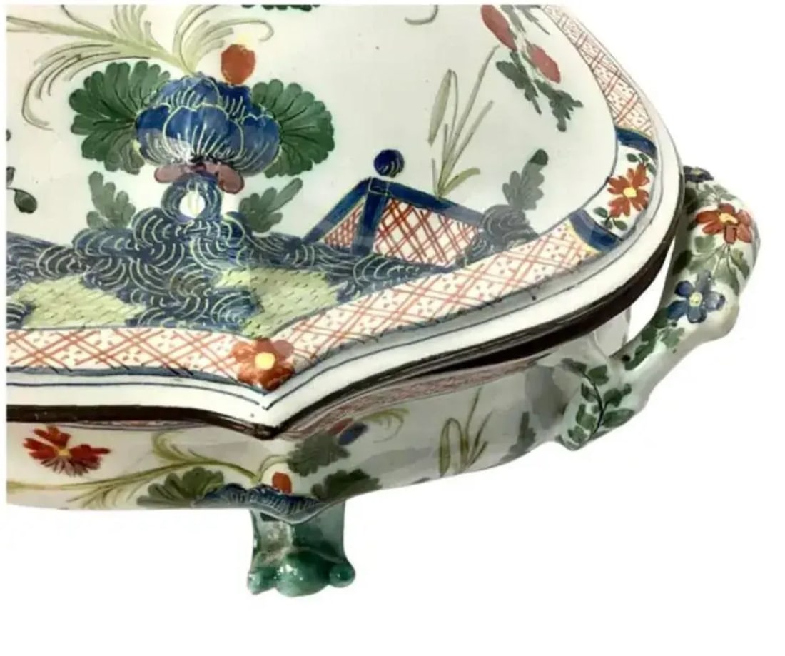 19th Century Italian Faenza Garofano Covered Tureen With Handles - 8