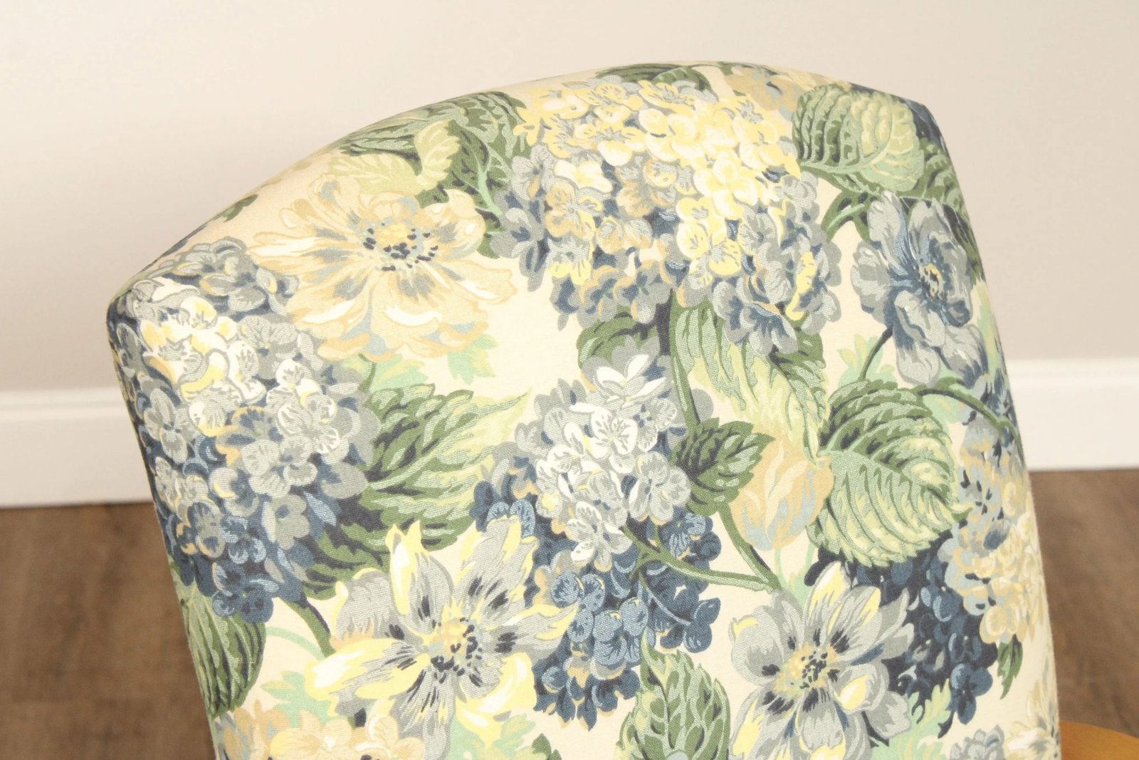 Ethan Allen Traditional Pair of Armchairs - 4