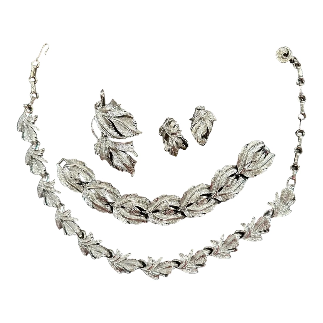 Vintage Tara Silver Tone Leaf Jewelry Complete Set of 5: Vintage Tara Jewelry Set of 5 Organic silver tone leaf design repeating links Brushed leaf elements with smooth texture gloss ribs Signed TARA Excellent Condition Necklace 13" long with additional 4" 
