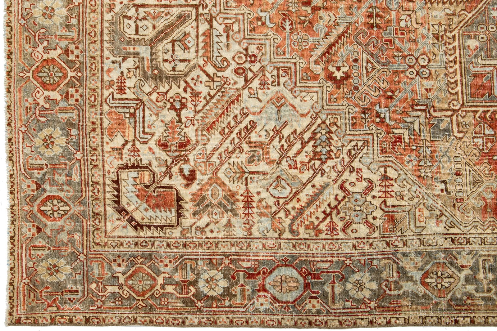 Peach Persian Heriz Antique Wool Rug Featuring a Medallion Motif From the 1920s - 10