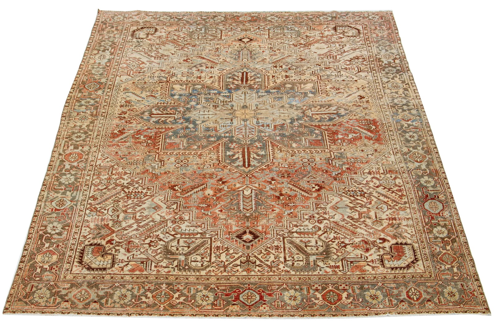 Peach Persian Heriz Antique Wool Rug Featuring a Medallion Motif From the 1920s - 2