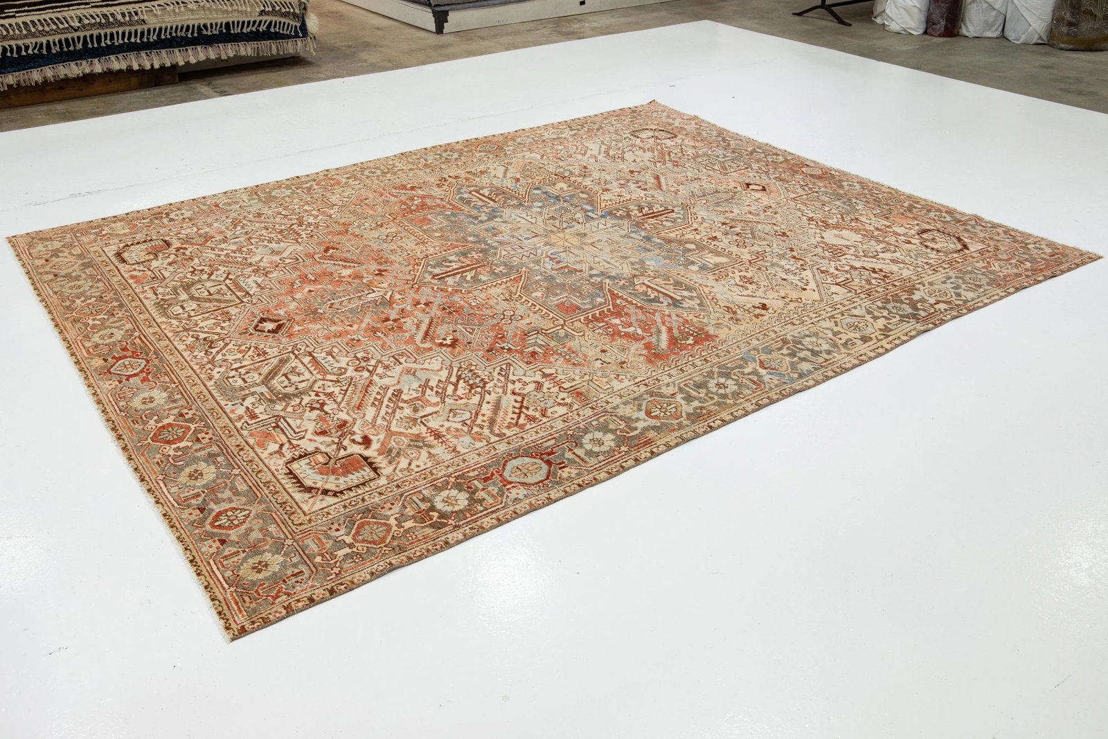 Peach Persian Heriz Antique Wool Rug Featuring a Medallion Motif From the 1920s - 3