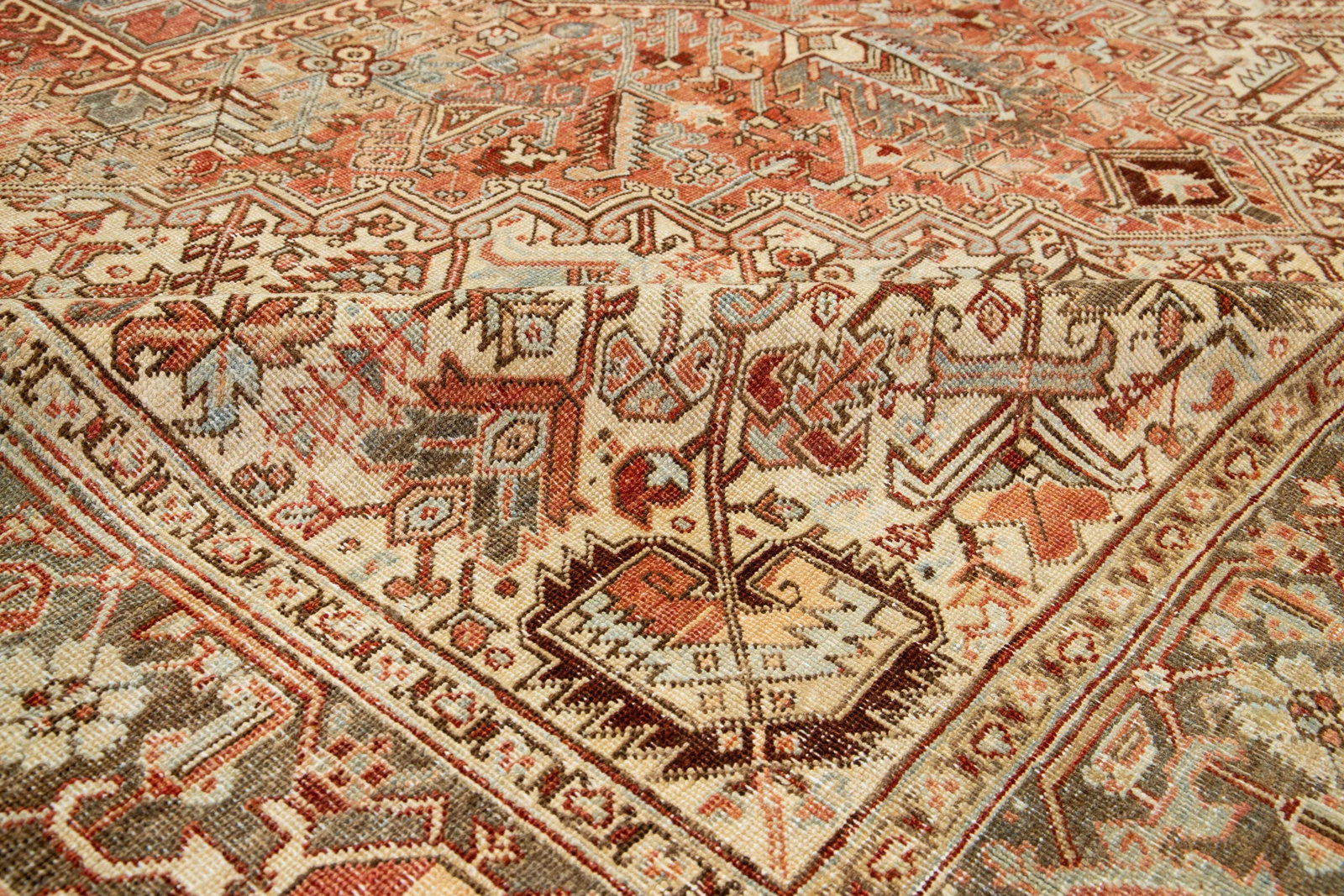 Peach Persian Heriz Antique Wool Rug Featuring a Medallion Motif From the 1920s - 5