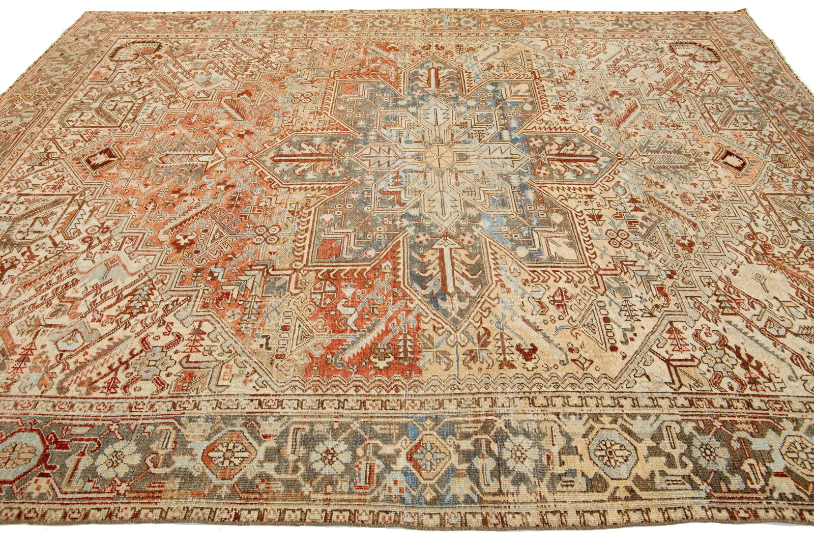 Peach Persian Heriz Antique Wool Rug Featuring a Medallion Motif From the 1920s - 6