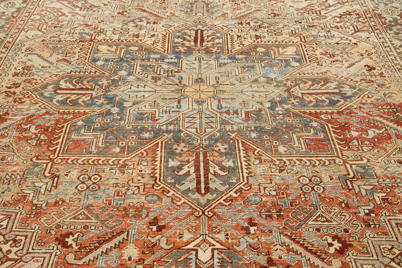 Peach Persian Heriz Antique Wool Rug Featuring a Medallion Motif From the 1920s - 7