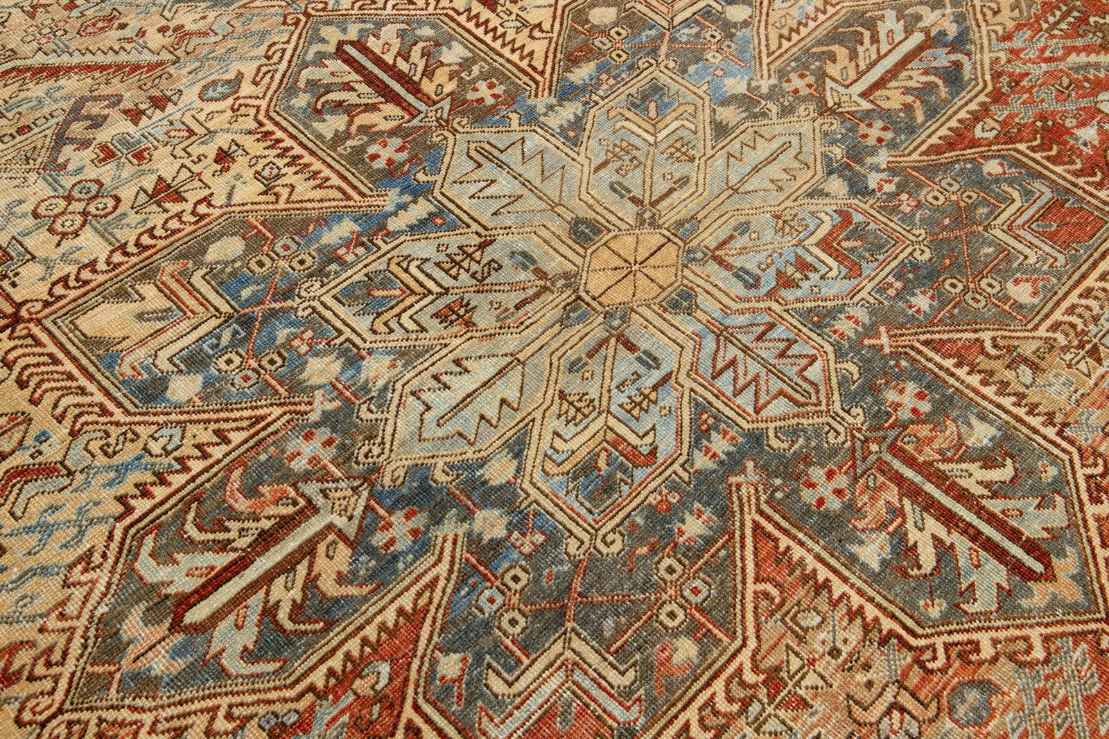 Peach Persian Heriz Antique Wool Rug Featuring a Medallion Motif From the 1920s - 8