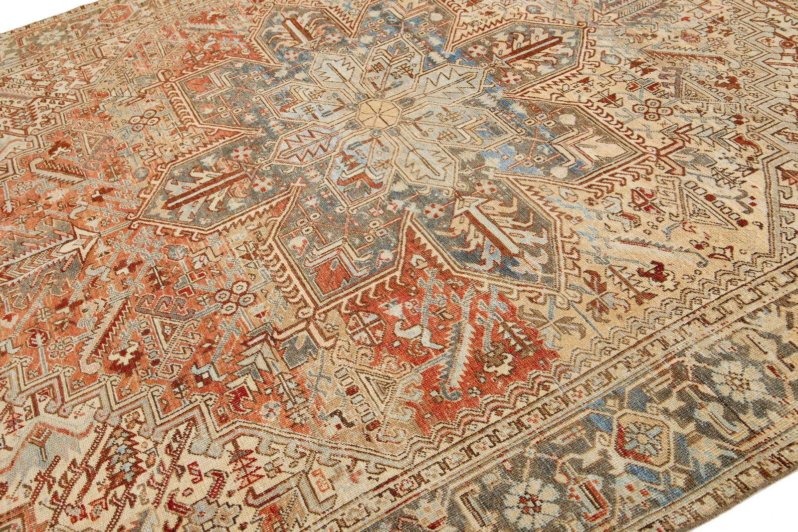 Peach Persian Heriz Antique Wool Rug Featuring a Medallion Motif From the 1920s - 9