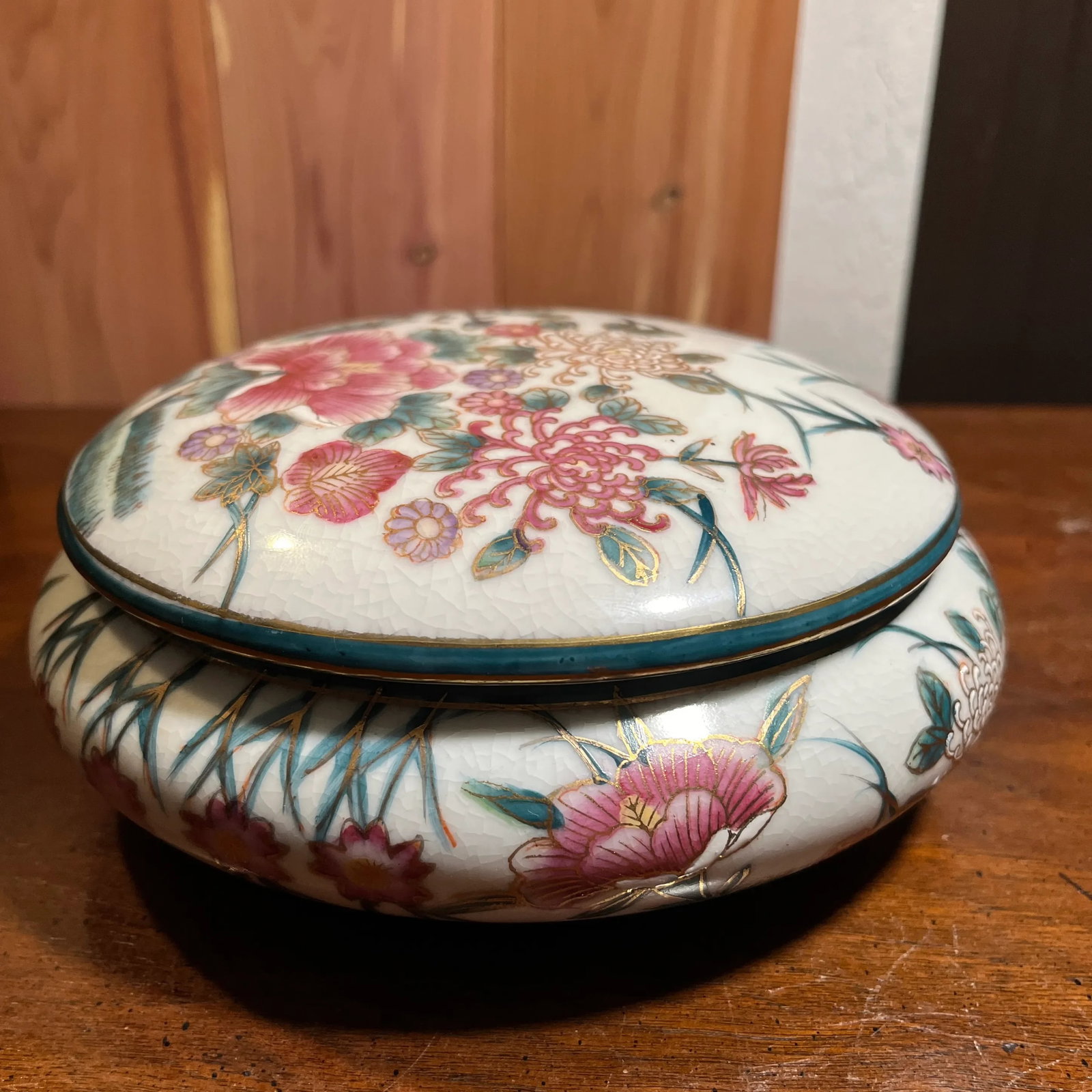 Vintage Ornate Chinoiserie Lidded Porcelain Powder Bowl - 3