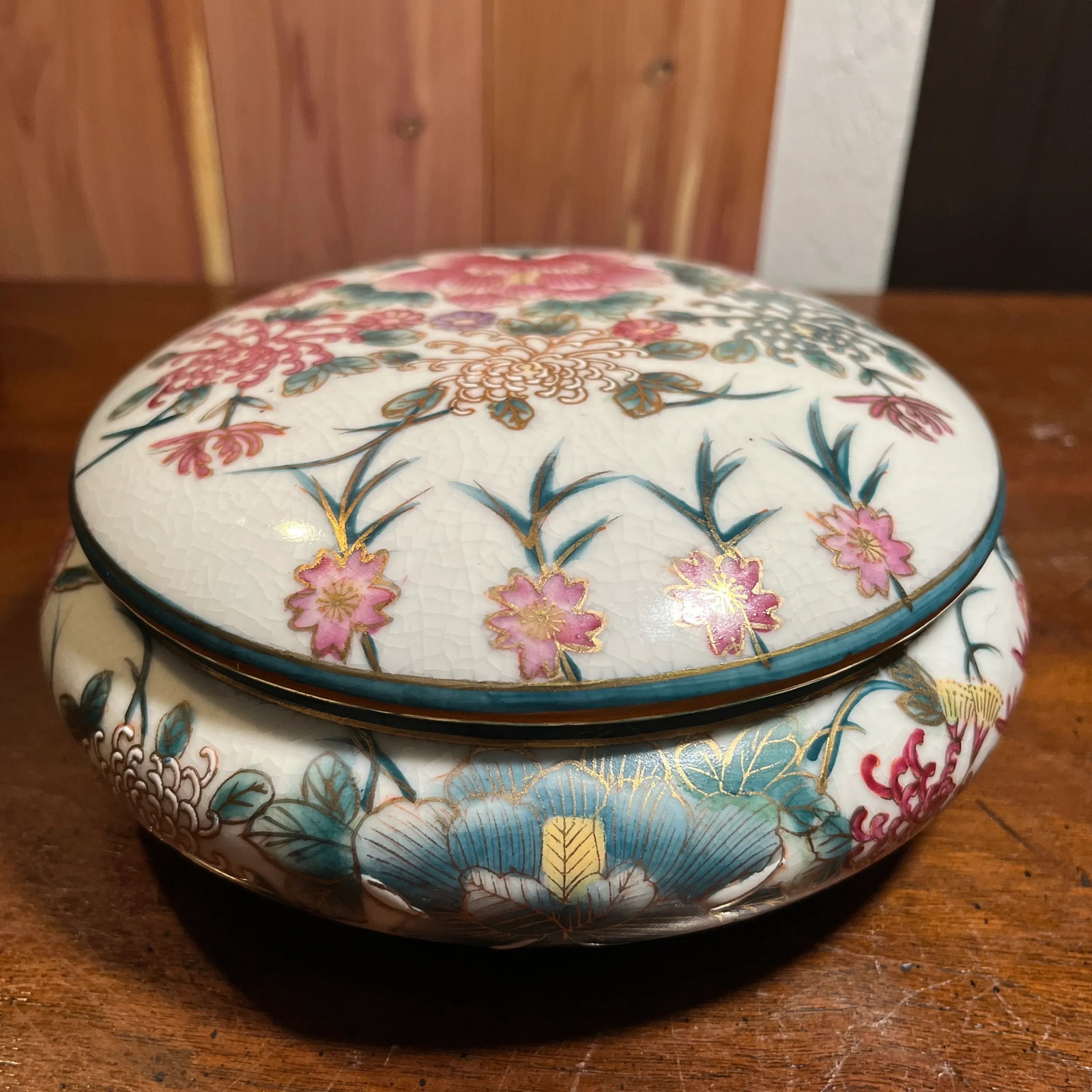 Vintage Ornate Chinoiserie Lidded Porcelain Powder Bowl - 4