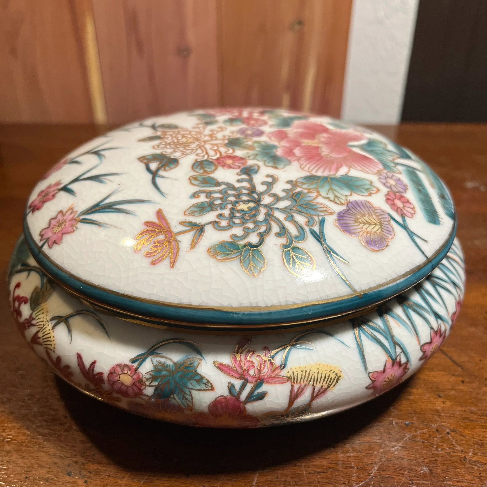 Vintage Ornate Chinoiserie Lidded Porcelain Powder Bowl - 5