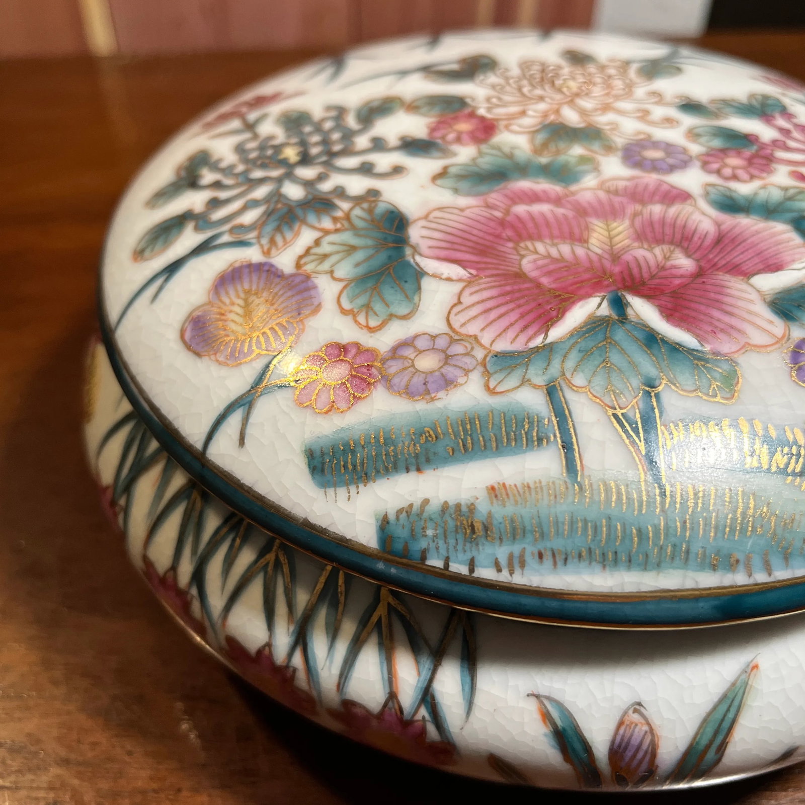 Vintage Ornate Chinoiserie Lidded Porcelain Powder Bowl - 6