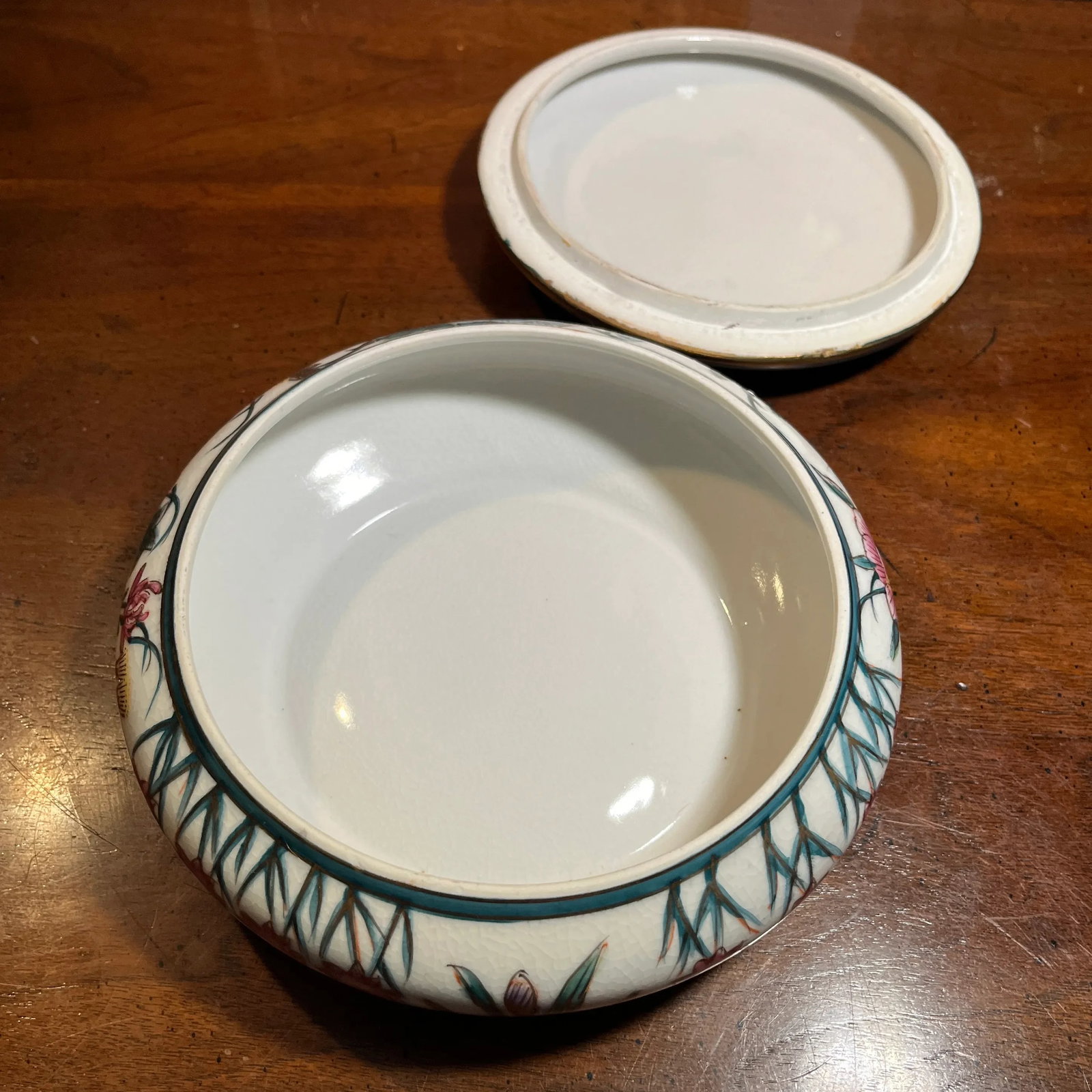 Vintage Ornate Chinoiserie Lidded Porcelain Powder Bowl - 9