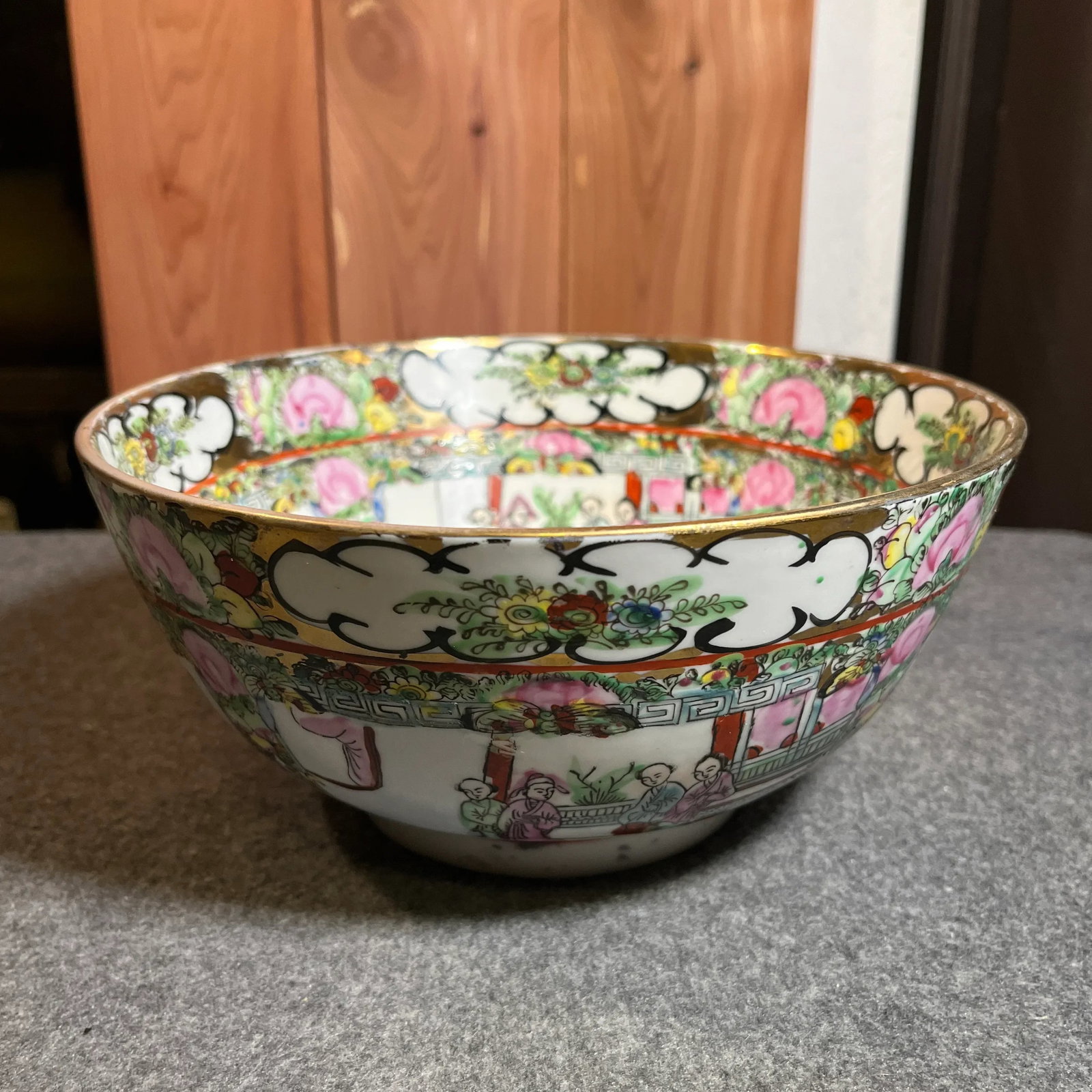 Mid 20th Century Hand-Painted Chinese Rose Medallion Bowl - 9
