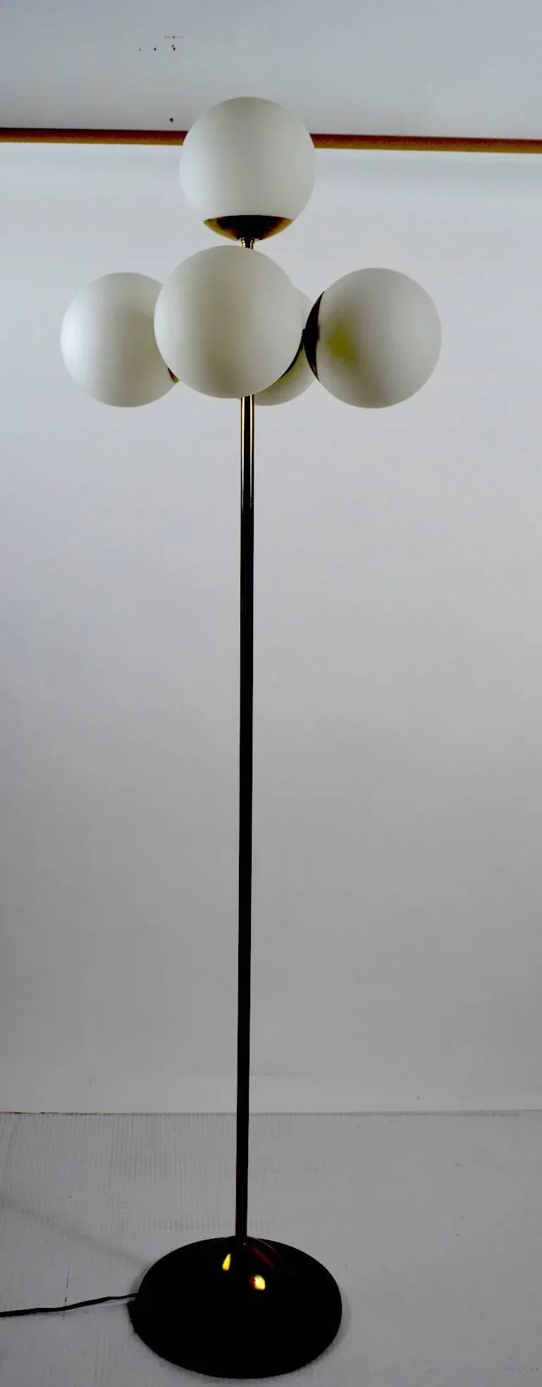 Five Globe Light Sputnik Floor Lamp in Brass and Black - 2