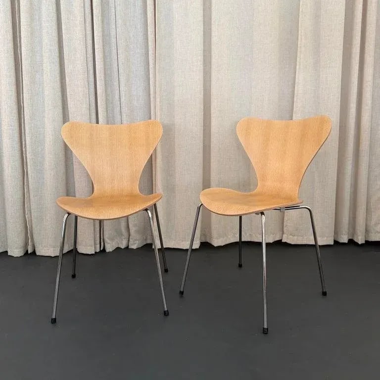 Pair of Arne Jacobsen for Fritz Hansen Bleached Ash Series 7 Chairs - 2