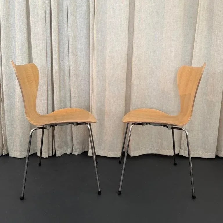 Pair of Arne Jacobsen for Fritz Hansen Bleached Ash Series 7 Chairs - 4