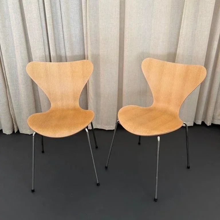 Pair of Arne Jacobsen for Fritz Hansen Bleached Ash Series 7 Chairs - 5