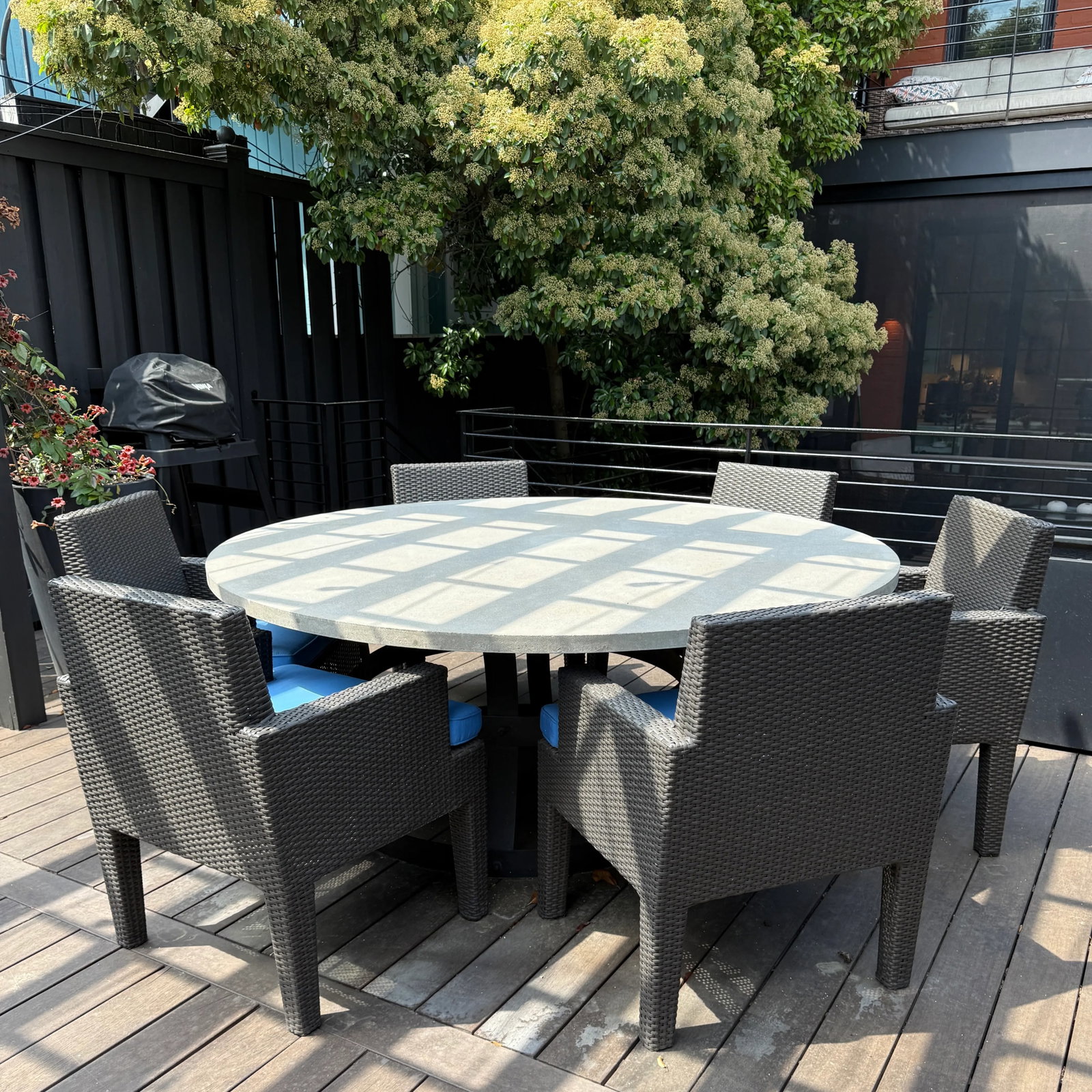 RH Round Outdoor Dining Table & 6 Chairs - 10