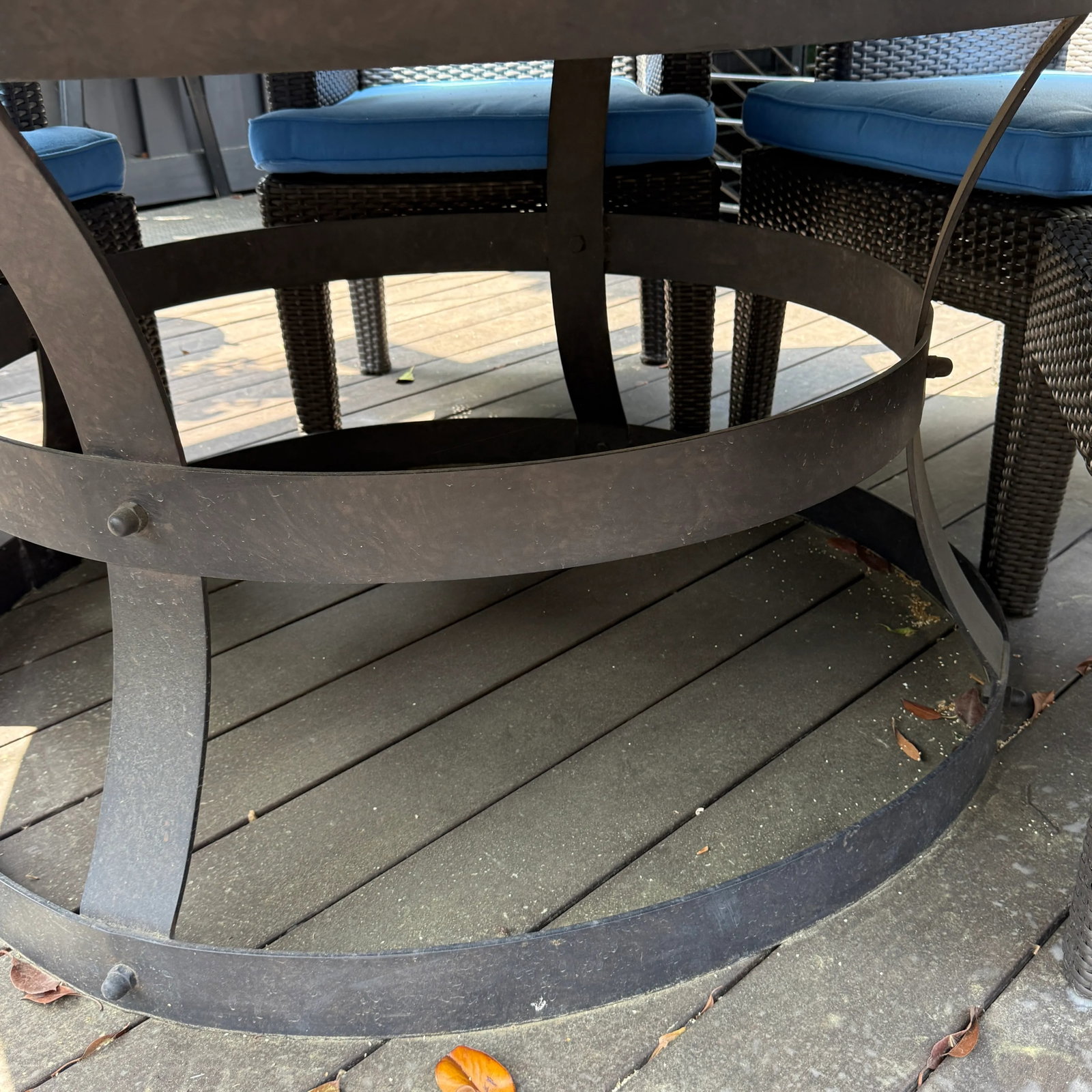 RH Round Outdoor Dining Table & 6 Chairs - 3