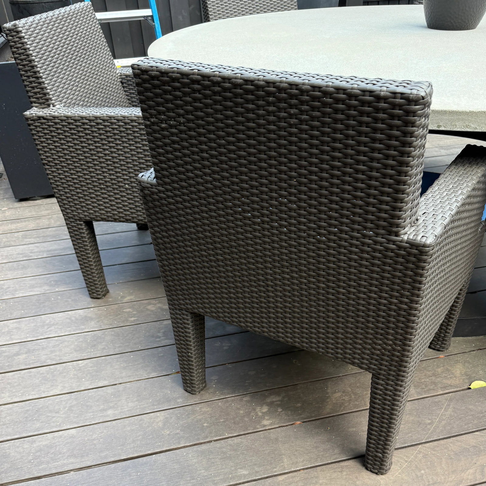 RH Round Outdoor Dining Table & 6 Chairs - 4