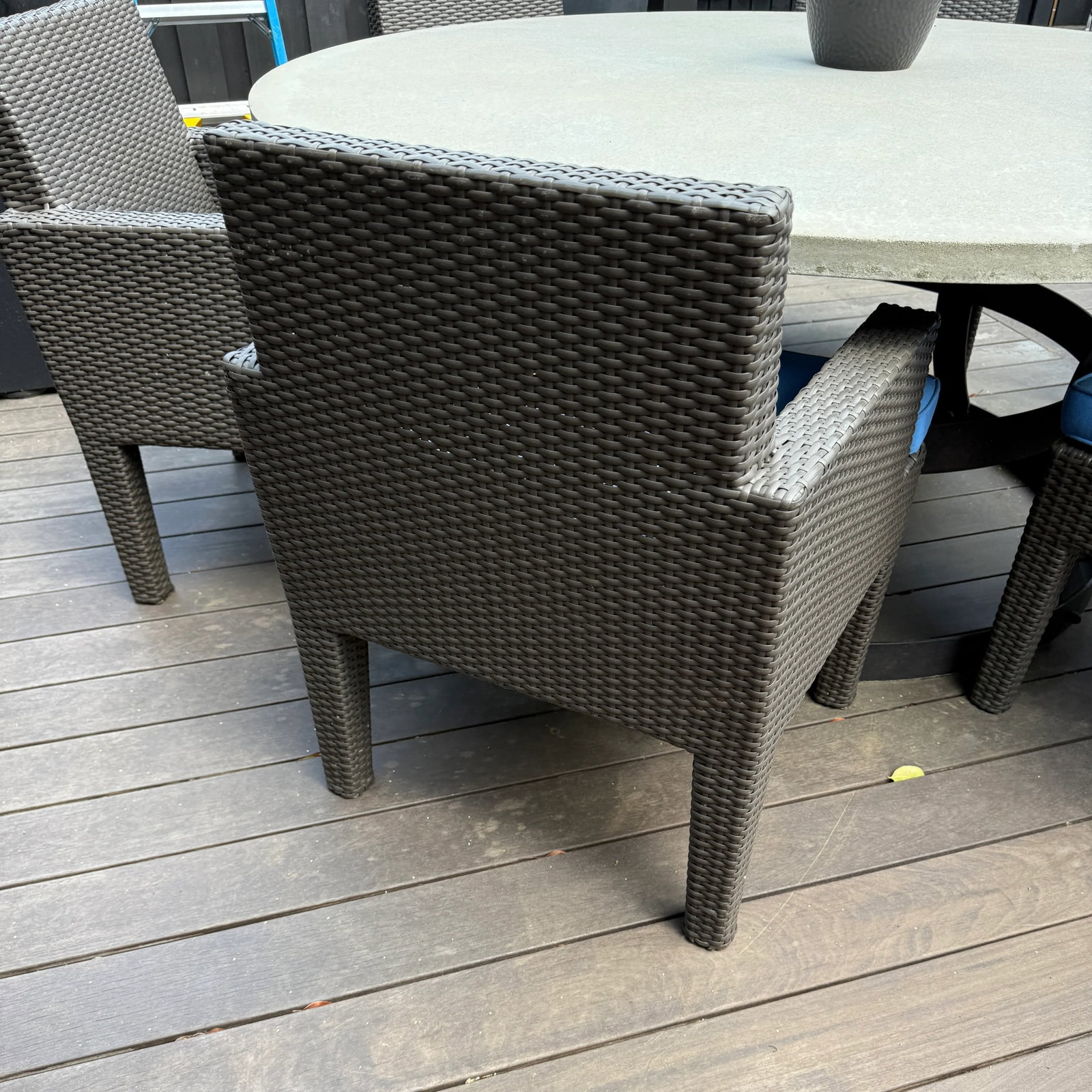 RH Round Outdoor Dining Table & 6 Chairs - 7