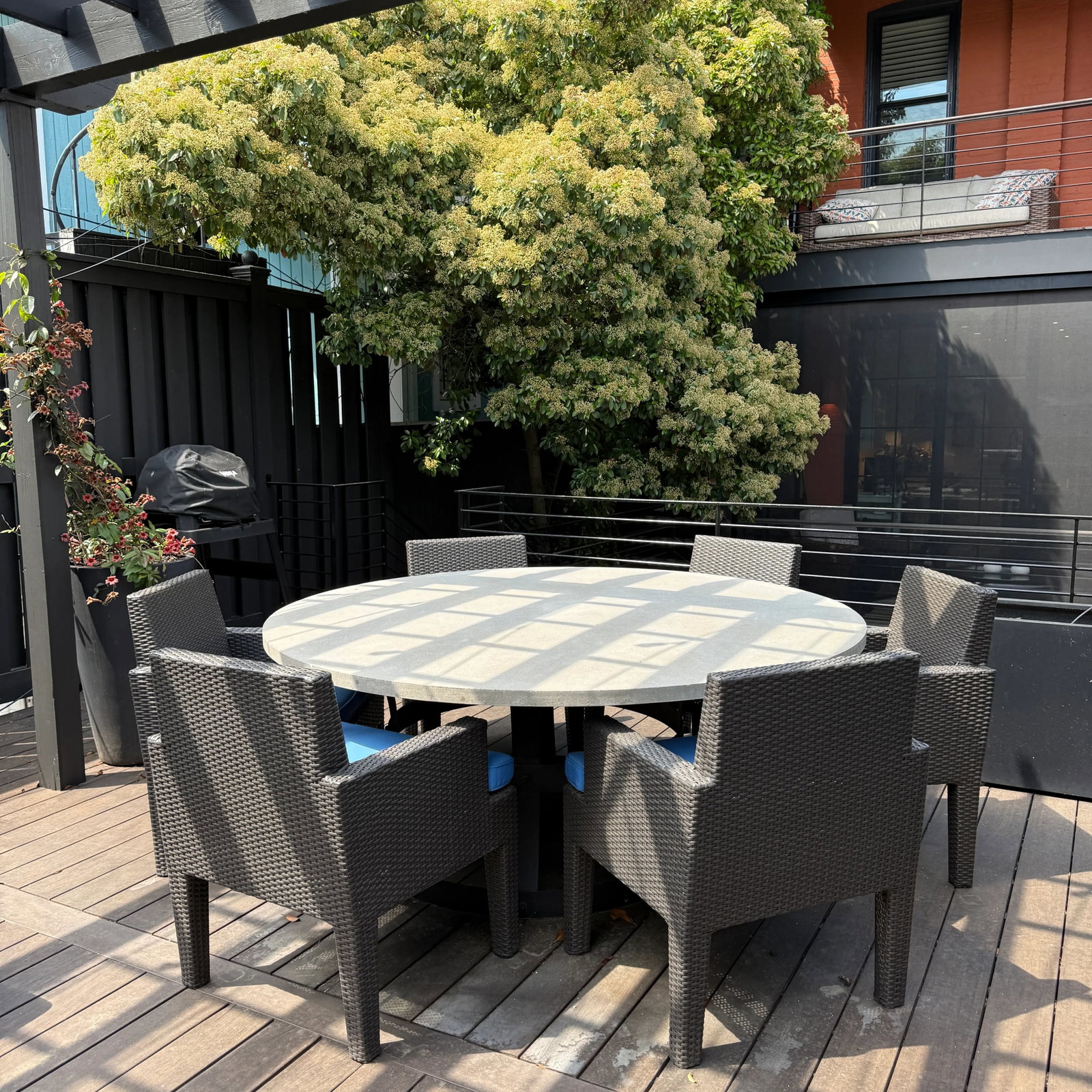 RH Round Outdoor Dining Table & 6 Chairs - 9