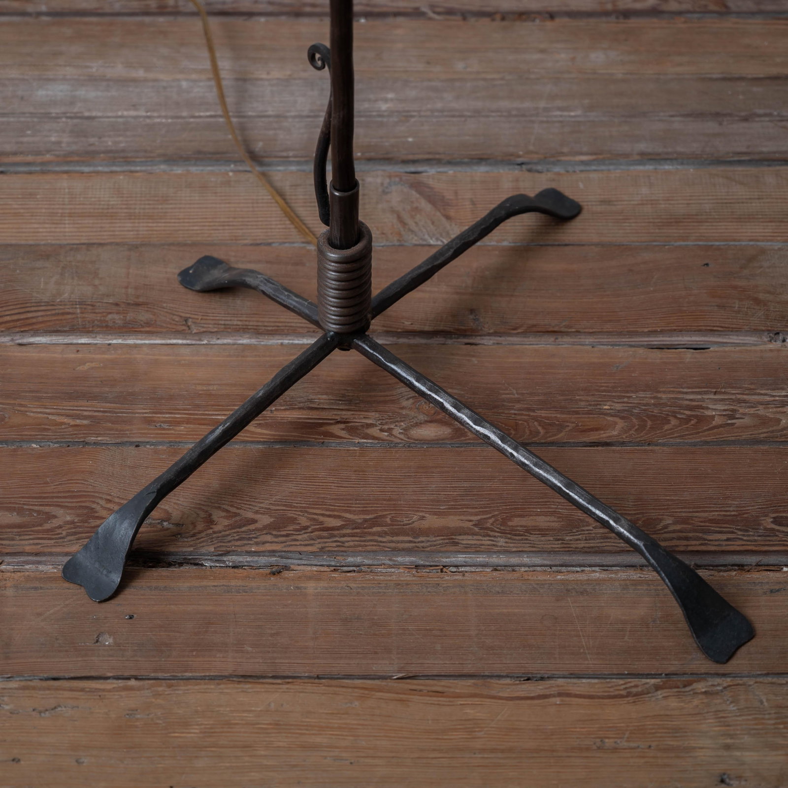 Arts & Crafts Style Hammered Copper Floor Lamp - 8