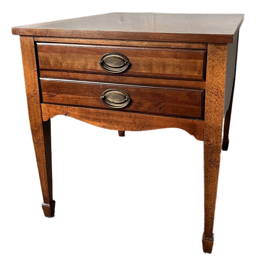 Federal-Style Mahogany Side Table With Marquetry - Lane: A refined Federal Style mahogany side table by Lane, distinguished by its beautifully executed marquetry top. The geometric motif adds depth, contrast, and craftsmanship, showcasing the precision