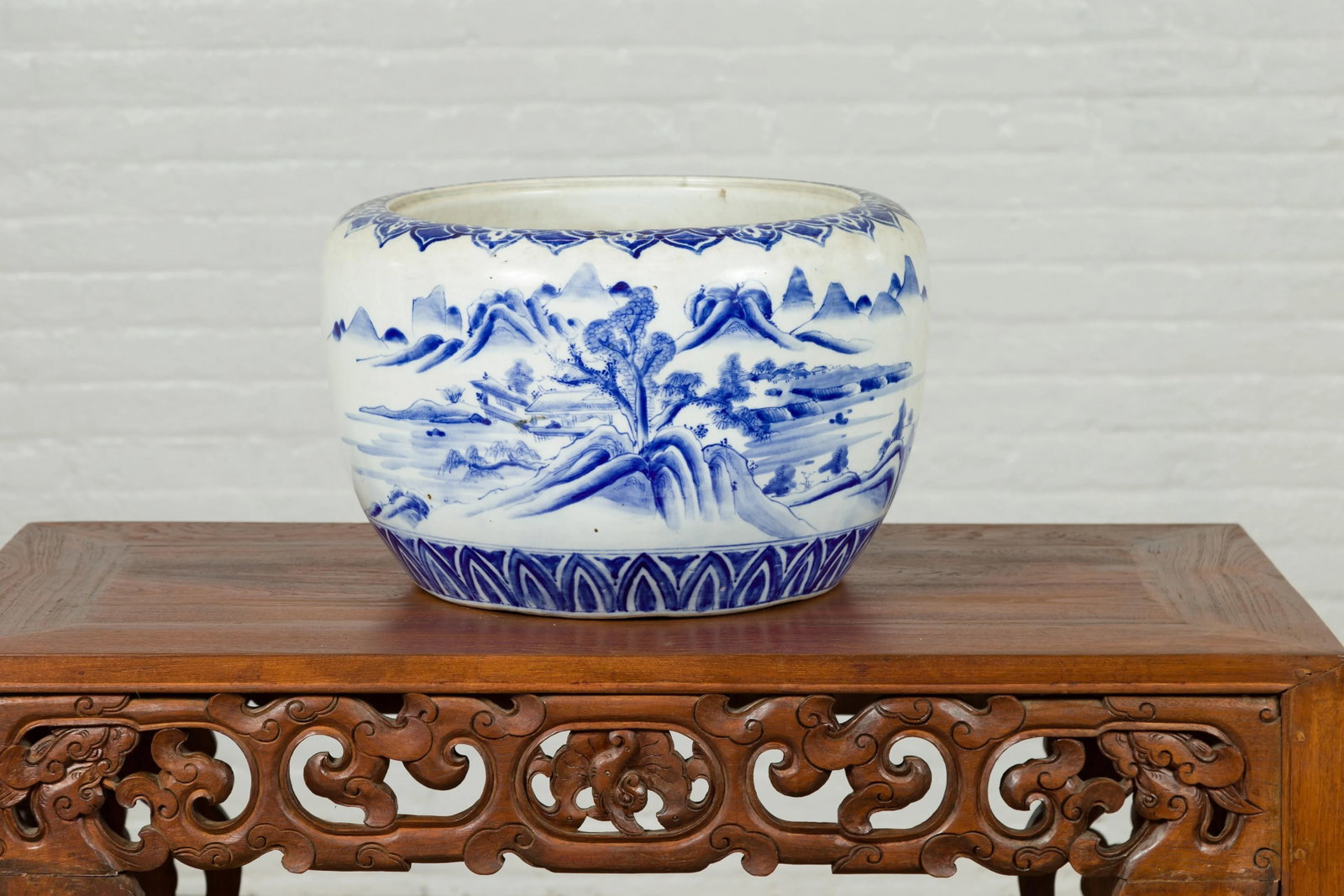 Mid 19th Century Japanese Meiji Period Blue and White Round Porcelain Planter - 10