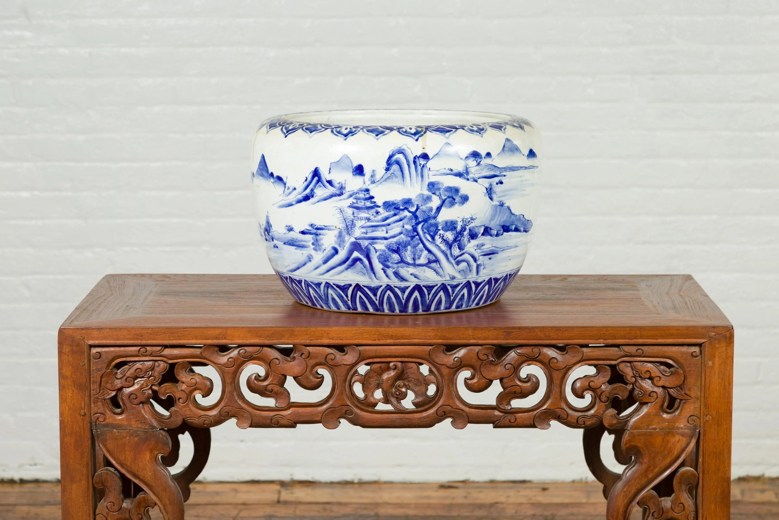 Mid 19th Century Japanese Meiji Period Blue and White Round Porcelain Planter - 2