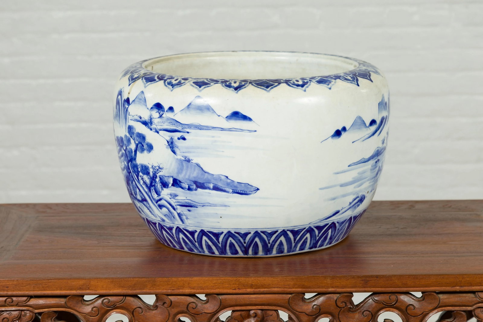 Mid 19th Century Japanese Meiji Period Blue and White Round Porcelain Planter - 3